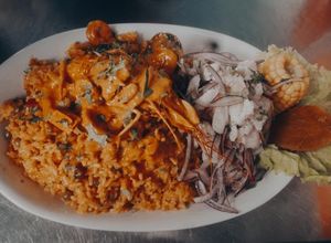 Una foto de Arroz con mariscos y ceviche