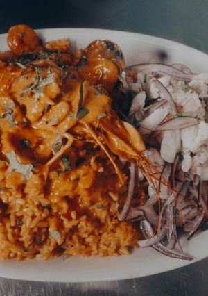 Una foto de Arroz con mariscos y ceviche