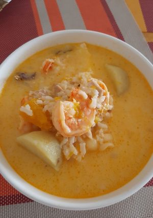 Una foto de Chupe de pescado y langostinos