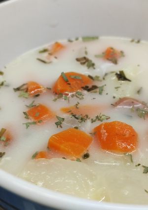 Tejszínes-virslis zöldségleves recept fotója