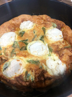 Una foto de Fritata de albahaca con queso de cabra