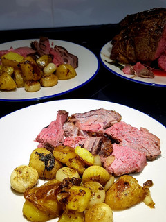 Una foto de Ternera al horno (roast beef) con chalotas y patatas asadas