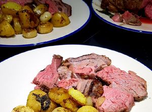 Foto principal de Ternera al horno (roast beef) con chalotas y patatas asadas