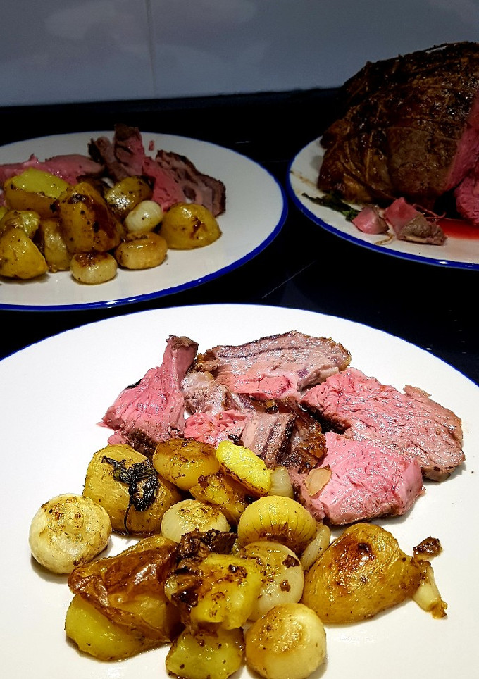Una foto de Ternera al horno (roast beef) con chalotas y patatas asadas