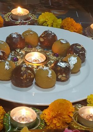 A picture of Dryfruit Dates laddoo.