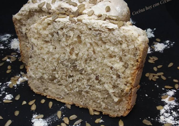 Pan con pipas de girasol elaborado en la panificadora