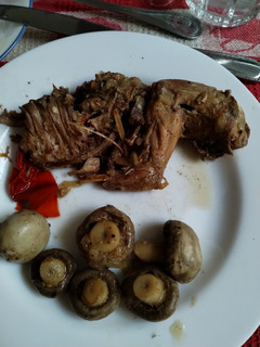 Una foto de Conejo a la olla con champiñones