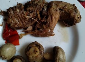 Una foto de Conejo a la olla con champiñones