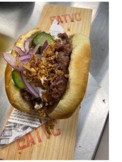 Una foto de Brioche de rabo de vaca con pepinillos y cebolla moradaagridulces caseros