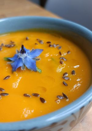 Une photo de 🌿Velouté Carottes, Coriandre et patates douces🥕