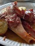 Codillo de cerdo cocido con patatas en freidora de aire