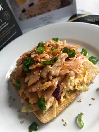 Receta 🌿Tosta de coleslaw y salmón 🌿  que Delicioso