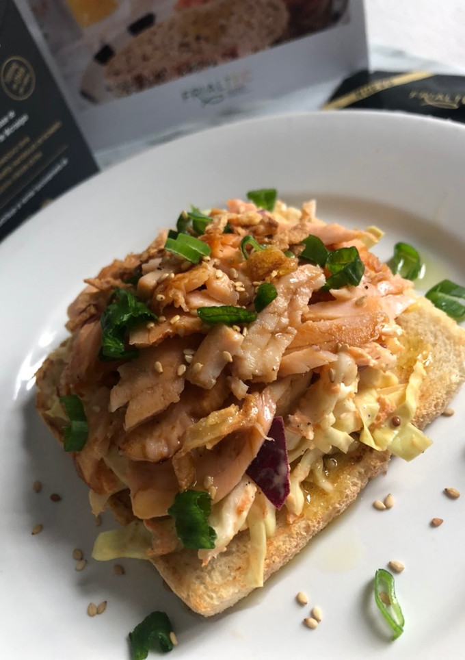 Una foto de 🌿Tosta de coleslaw y salmón 🌿