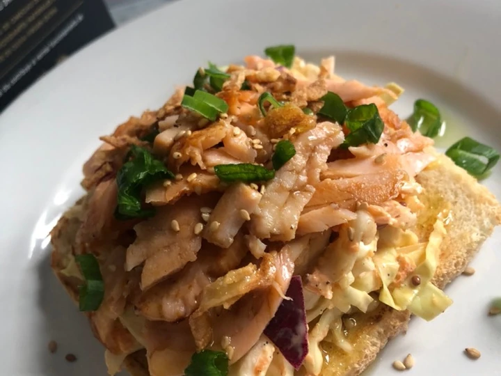 Receta 🌿Tosta de coleslaw y salmón 🌿  que Delicioso