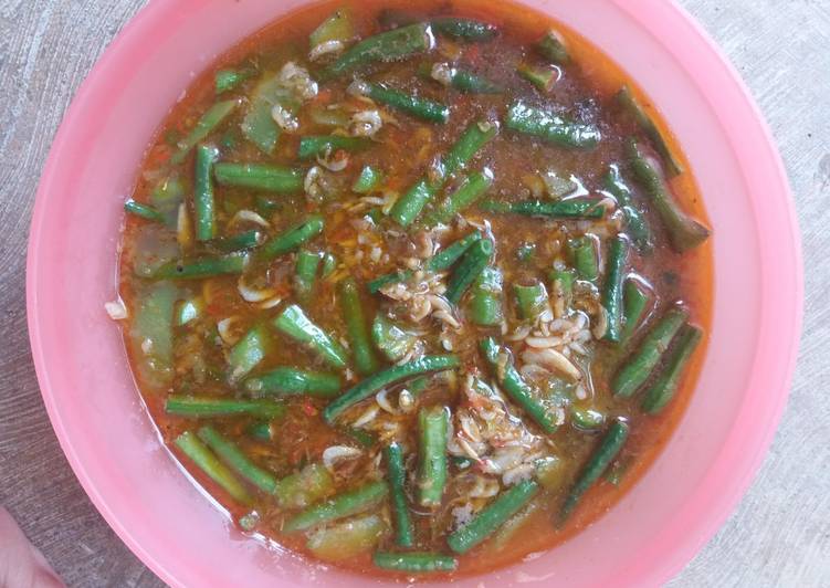 Bahan Menyiapkan Tumis Kacang Panjang Rebon, Bisa Manjain Lidah