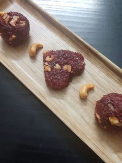 બીટ રૂટ કોકોનટ લાડુ (Beetroot coconut laddu recipe in gujarati) રેસીપી મુખ્ય ફોટો