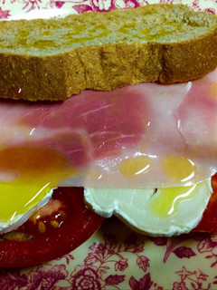 Una foto de Sándwich de queso rulo de cabra y jamón York