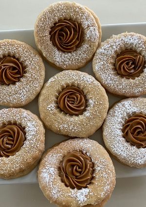 A picture of Biscoff sandwich biscuit.