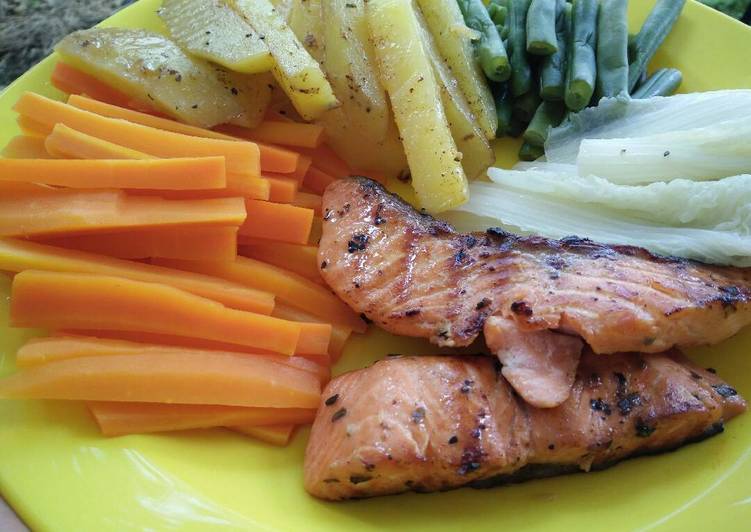 Bahan mengolah Steak salmon fillet dan sayuran Lezat