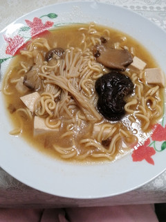 Una foto de 347. Sopa miso con noodles, setas japonesas y tofu