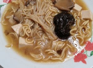 Foto principal de 347. Sopa miso con noodles, setas japonesas y tofu