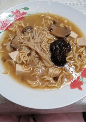 Una foto de 347. Sopa miso con noodles, setas japonesas y tofu