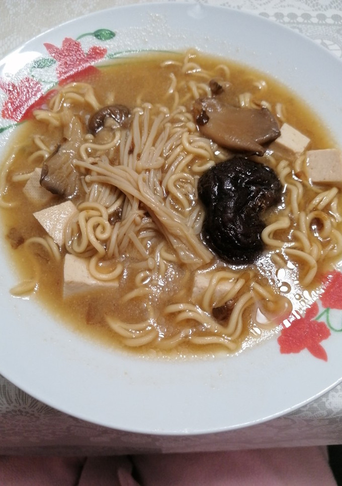 Una foto de 347. Sopa miso con noodles, setas japonesas y tofu