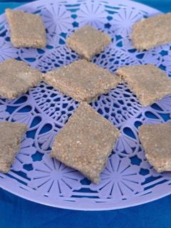 તલની ચીકી (Til Chiki Recipe In Gujarati) રેસીપી મુખ્ય ફોટો