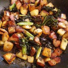 A picture of Kale breakfast hash.