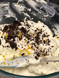 Una foto de Helado de naranja y chocolate sin lactosa