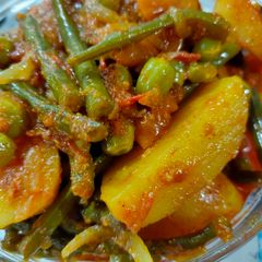 A picture of French beans potatoes and peas curry in African style.