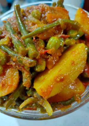 A picture of French beans potatoes and peas curry in African style.