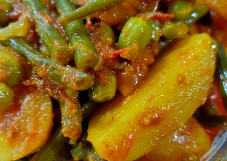 Steps to Make Perfect French beans potatoes and peas curry in African style