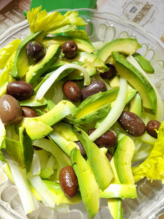 Una foto de Ensalada de apio con palta