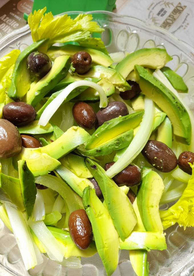 Una foto de Ensalada de apio con palta