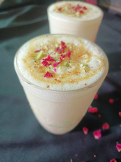 ड्राई फूट्स लस्सी (dry fruits lassi recipe in Hindi) रेसिपी मुख्य फोटो