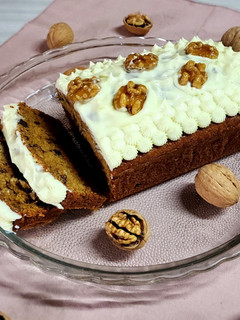 Una foto de 🥕 Budín carrot cake con pasas de uva y nueces; cream cheese con nueces caramelizadas 🥕 #zanahoria