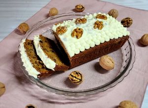 Una foto de 🥕 Budín carrot cake con pasas de uva y nueces; cream cheese con nueces caramelizadas 🥕 #zanahoria
