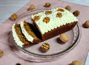 Una foto de 🥕 Budín carrot cake con pasas de uva y nueces; cream cheese con nueces caramelizadas 🥕 #zanahoria