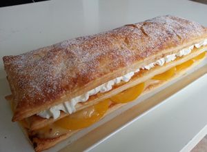 Foto principal de Tarta de hojaldre con nata y crema pastelera