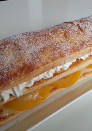 Una foto de Tarta de hojaldre con nata y crema pastelera