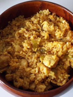 Una foto de Arroz con pollo al curry (en olla GM)