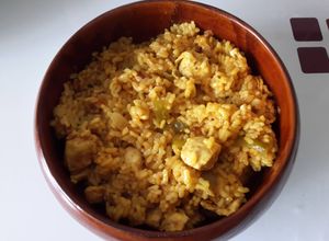 Una foto de Arroz con pollo al curry (en olla GM)