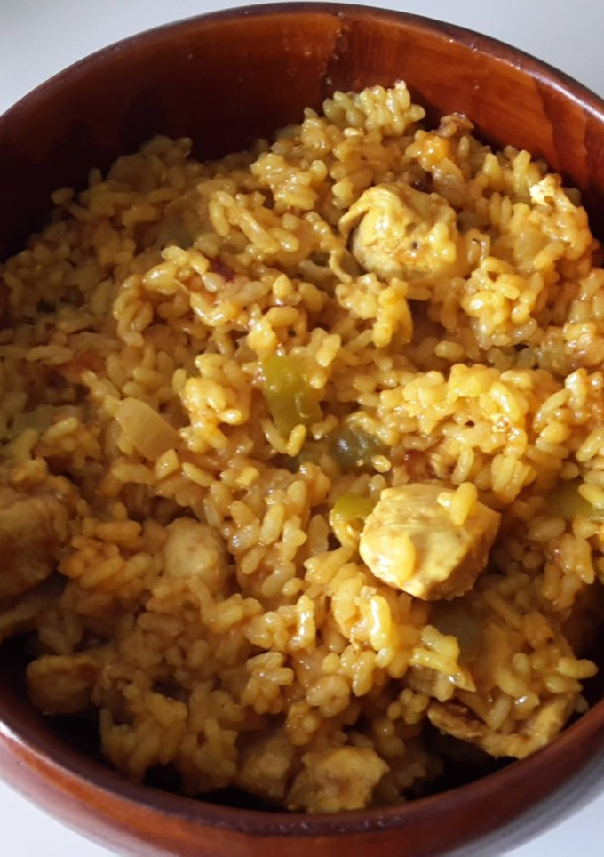 Una foto de Arroz con pollo al curry (en olla GM)