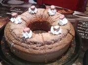 Una foto de pasteles con licor