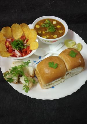 A picture of Sweet corn pav bhaji.