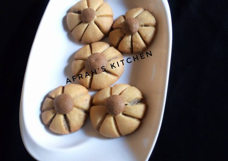Easiest Way to Prepare Awsome Chocolate flower cookies Cooking Basics for Newbies