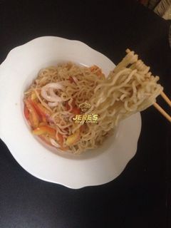 Taliyar indomi mai kayan lambu ainihin hoton girkin