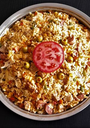 Una foto de Paella de Tres Carnes 🍗🥩🥖con Verduras