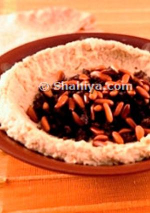 صورة لوصفة طريقة عمل حمص مع لحمة وصنوبر